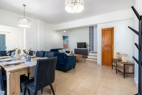 Seashore 3-br Villa In Oroklini