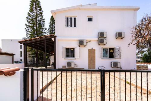 Seashore 3-br Villa In Oroklini