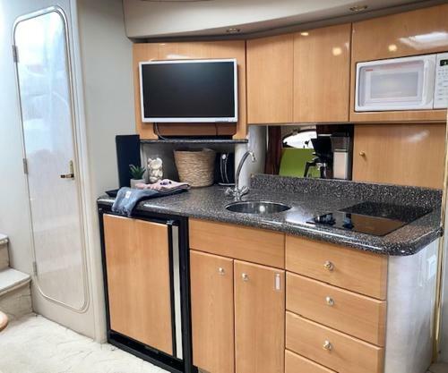 Private Yacht For 1-6 Person