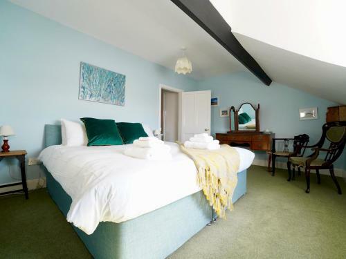 Pass The Keys 3 Bed Terrace With Fantastic Views Over Estuary