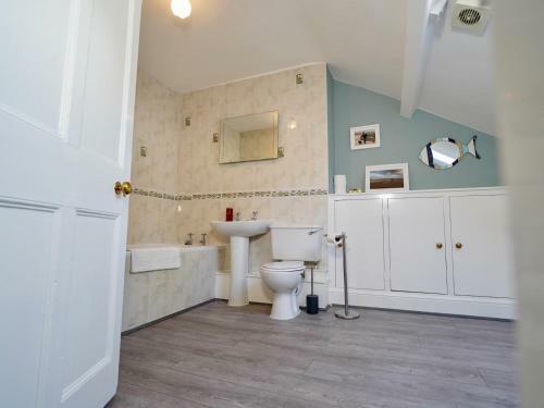 Pass The Keys 3 Bed Terrace With Fantastic Views Over Estuary
