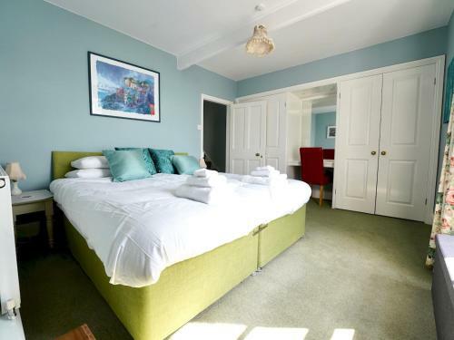 Pass The Keys 3 Bed Terrace With Fantastic Views Over Estuary