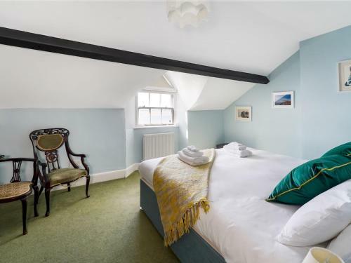 Pass The Keys 3 Bed Terrace With Fantastic Views Over Estuary