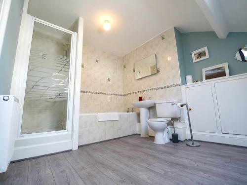 Pass The Keys 3 Bed Terrace With Fantastic Views Over Estuary