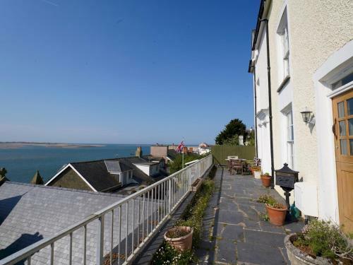 Pass The Keys 3 Bed Terrace With Fantastic Views Over Estuary