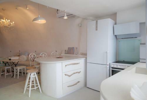 Villa Santorini Beach Cave, Seaside Accommodation, 7 Footsteps To The Sea!