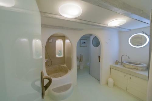 Villa Santorini Beach Cave, Seaside Accommodation, 7 Footsteps To The Sea!