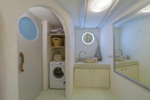 Villa Santorini Beach Cave, Seaside Accommodation, 7 Footsteps To The Sea!