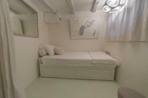 Villa Santorini Beach Cave, Seaside Accommodation, 7 Footsteps To The Sea!