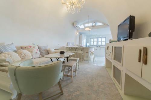 Villa Santorini Beach Cave, Seaside Accommodation, 7 Footsteps To The Sea!