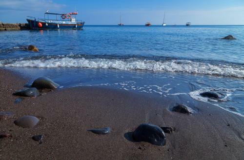 Villa Santorini Beach Cave, Seaside Accommodation, 7 Footsteps To The Sea!