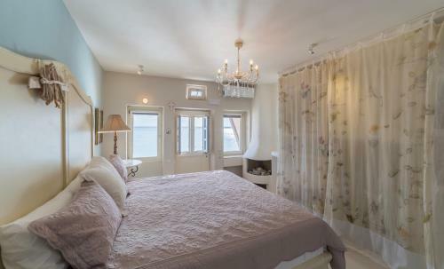 Villa Santorini Beach Cave, Seaside Accommodation, 7 Footsteps To The Sea!