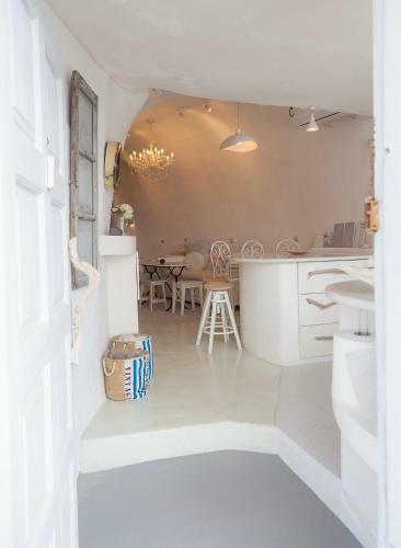 Villa Santorini Beach Cave, Seaside Accommodation, 7 Footsteps To The Sea!