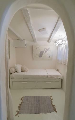 Villa Santorini Beach Cave, Seaside Accommodation, 7 Footsteps To The Sea!