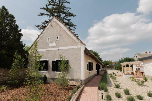 Z�ld Tulip�n Vend�gh�z - N�dtet?s Apartman