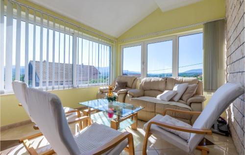 Three-bedroom Apartment In Bajagic