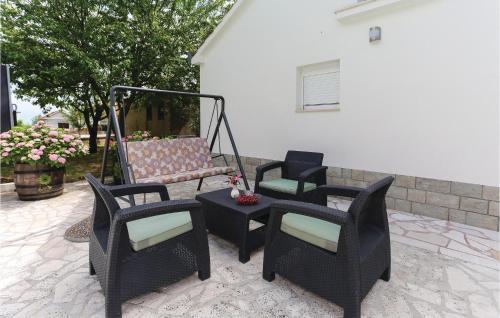 Three-bedroom Apartment In Bajagic