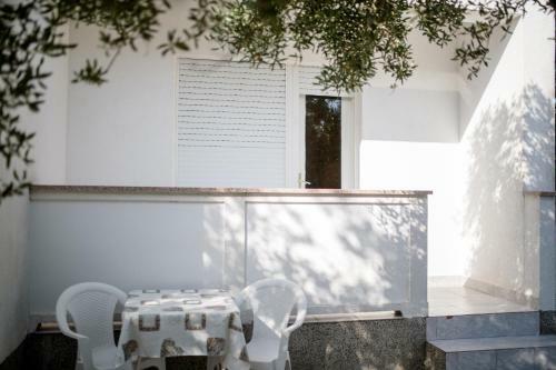 Hostal Apartments Mladenka In Banjol