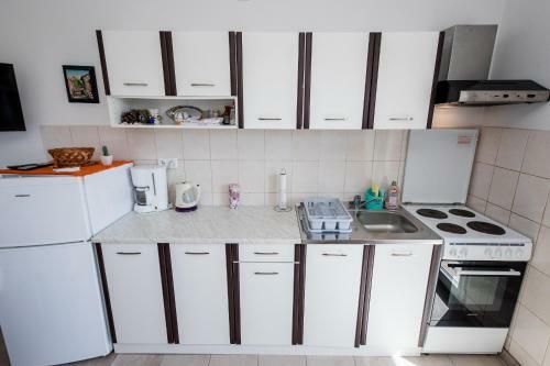 Hostal Apartments Mladenka In Banjol