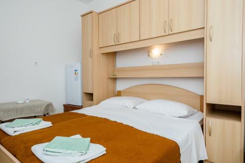 Hostal Apartments Mladenka In Banjol