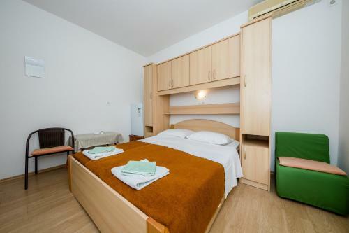 Hostal Apartments Mladenka In Banjol