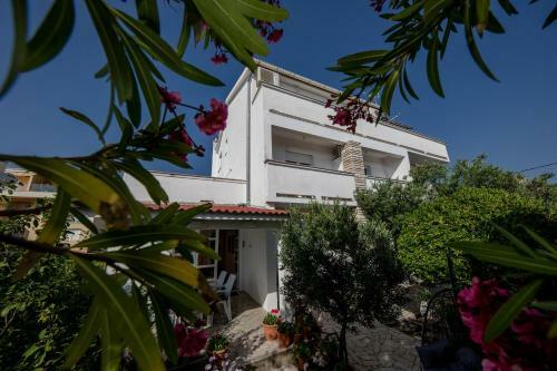 Hostal Apartments Mladenka In Banjol