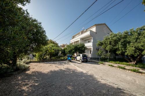Hostal Apartments Mladenka In Banjol