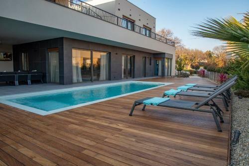 Luxury Villa With Pool-near The Beach