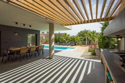 Luxury Villa With Pool-near The Beach