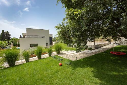 Luxury Villa With Pool-near The Beach