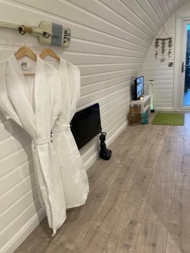 Paddock Pod For 4 & Private Hot Tub