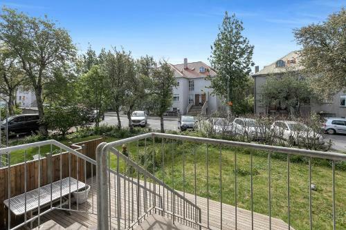 Spacious And Stylish Apartment - Great Location