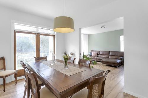 Spacious And Stylish Apartment - Great Location