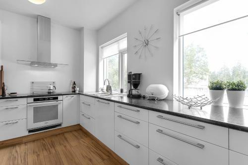 Spacious And Stylish Apartment - Great Location