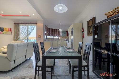 Seafront 2 Bedroom Apartment Overlooking Bay