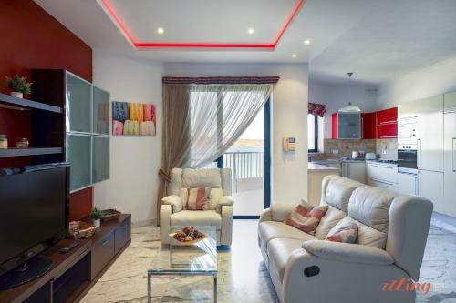 Seafront 2 Bedroom Apartment Overlooking Bay