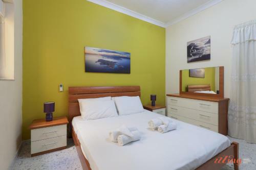 Seafront 2 Bedroom Apartment Overlooking Bay