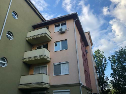 Simply Lovely Modern Apartment With Balcony!