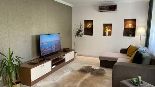 Simply Lovely Modern Apartment With Balcony!