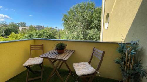 Simply Lovely Modern Apartment With Balcony!