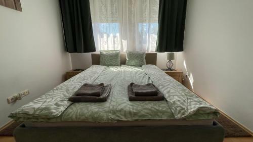 Simply Lovely Modern Apartment With Balcony!