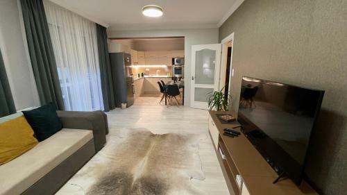 Simply Lovely Modern Apartment With Balcony!