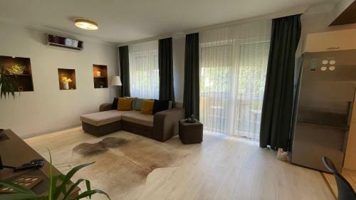 Simply Lovely Modern Apartment With Balcony!