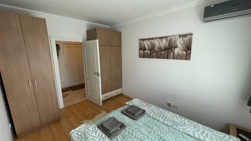 Simply Lovely Modern Apartment With Balcony!
