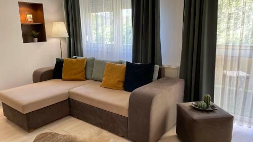 Simply Lovely Modern Apartment With Balcony!