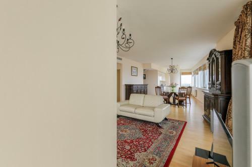 Sea View Apartment On 19th Floor