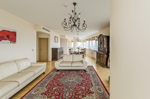 Sea View Apartment On 19th Floor
