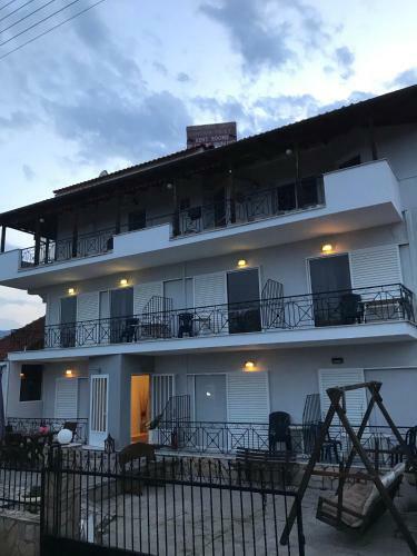 Hostal Rena Apartments