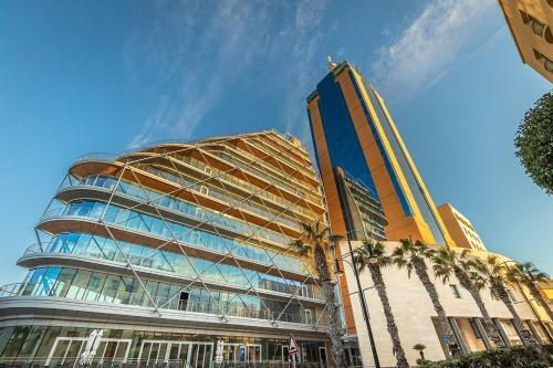 Modern Apartment Steps To St George's Bay