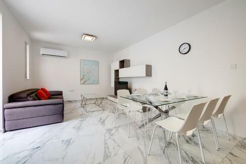 Cosy Apartment Steps To St George's Bay